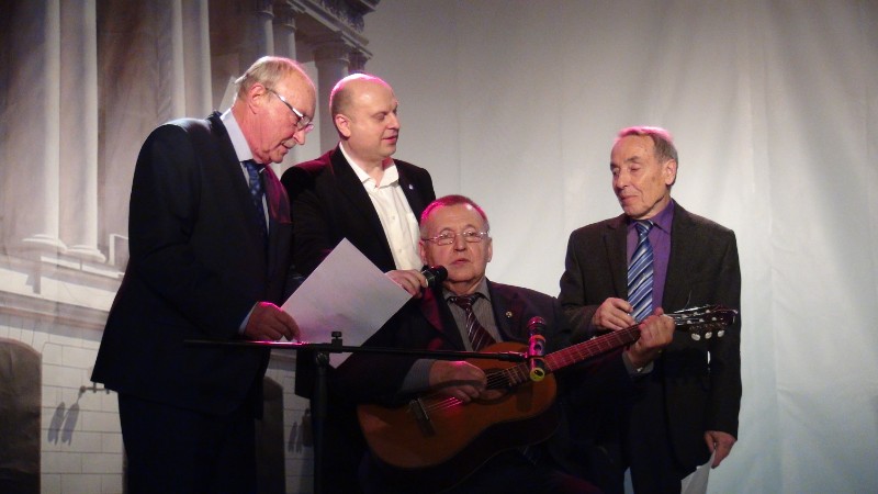 Четыре заведующих кафедрой ИТАЭ на концерте в честь юбилея ИТАЭ